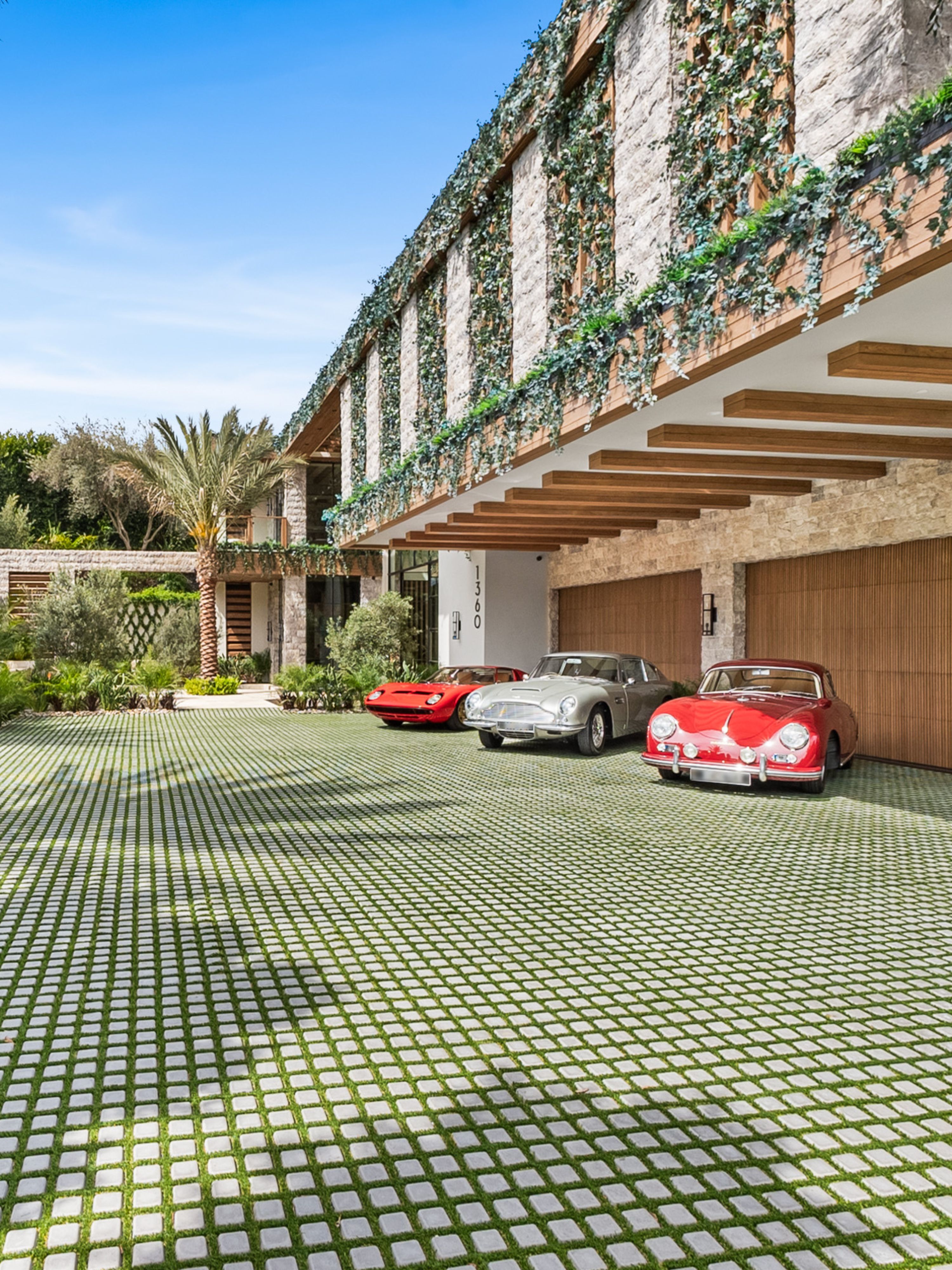 Entertainer's showplace in Beverly Hills, CA